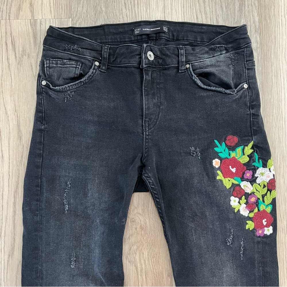 ZARA Trafaluc Black Skinny Jeans with Floral Embroidery & Raw Hem Size 8 - Picture 5 of 14